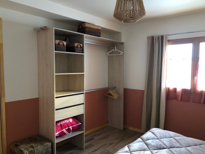 Dressing dans chambre avec lit double