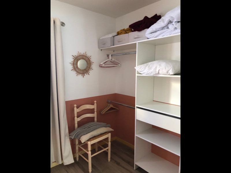 Dressing dans chambre avec lits superposés
