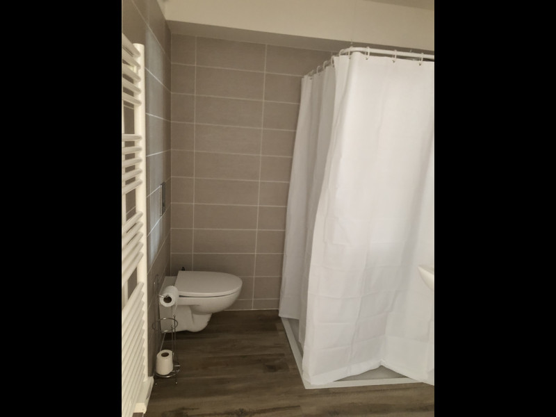 Salle de bain avec WC